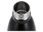 Górna część czarnej butelki termicznej ze srebrnym metalowym otworem