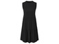 Czarna, bez rękawów sukienka z falbaną.
