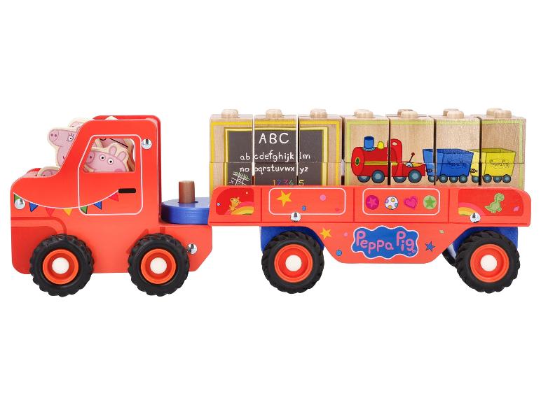 Czerwona ciężarówka-zabawka Peppa Pig z drewnianymi klockami z literami i obrazkami.