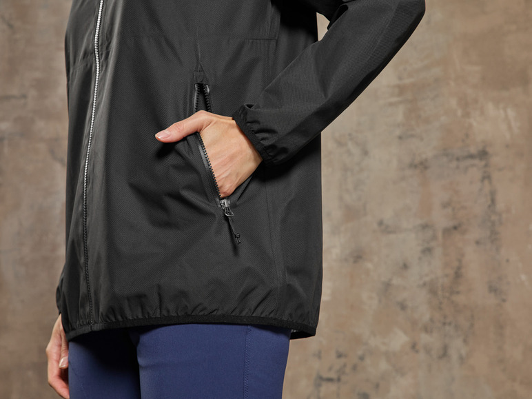 Czarna kurtka z zamkiem błyskawicznym i kieszenią