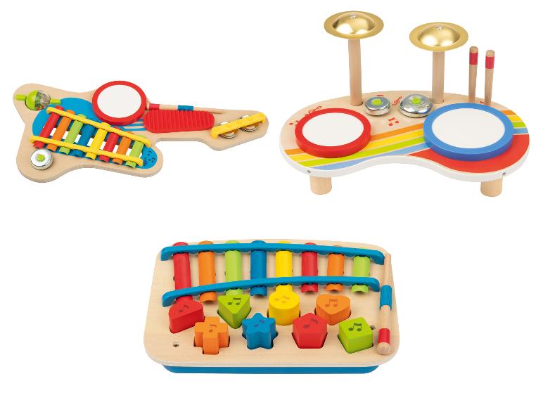 Drewniany zestaw instrumentów muzycznych dla dzieci, w tym gitara, bębny i ksylofon.