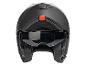 Czarny kask motocyklowy otwarty z osłoną przeciwsłoneczną