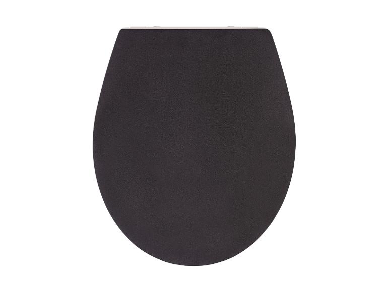 Czarna deska sedesowa.