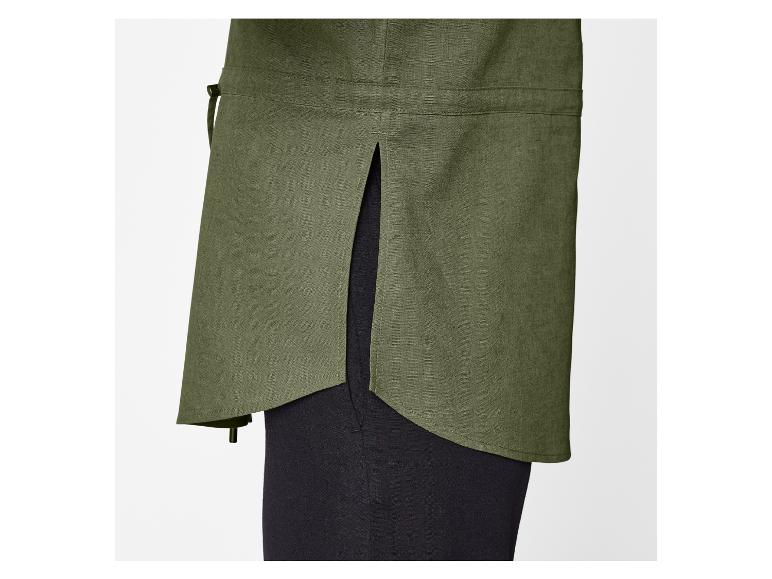 Koszula i spodnie z lnu w kolorze oliwkowej zieleni.