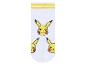 Białe skarpetki z żółtymi paskami i Pikachu.