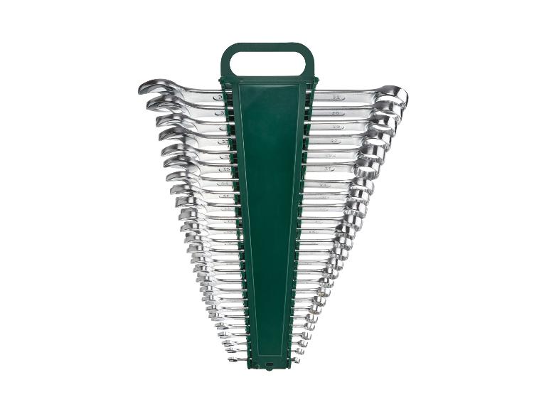 Zestaw kluczy płasko-oczkowych ze stali chromowanej, ułożonych w zielonym stojaku.