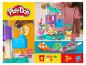 Zestaw do zabawy Play-Doh do robienia lodów z bawiącym się dzieckiem.