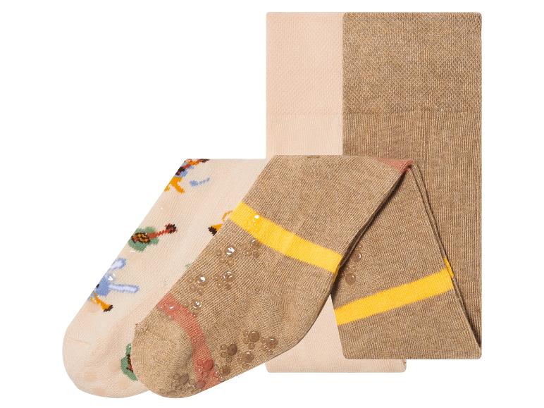 Dwie pary rajstop dla niemowląt, jedne w paski, a drugie z nadrukiem zwierząt.