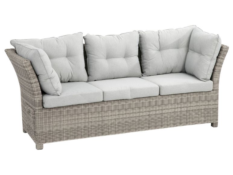 Szara sofa wiklinowa z trzema poduszkami