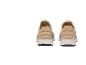 Para beżowych sneakersów z białymi podeszwami, widok z tyłu.