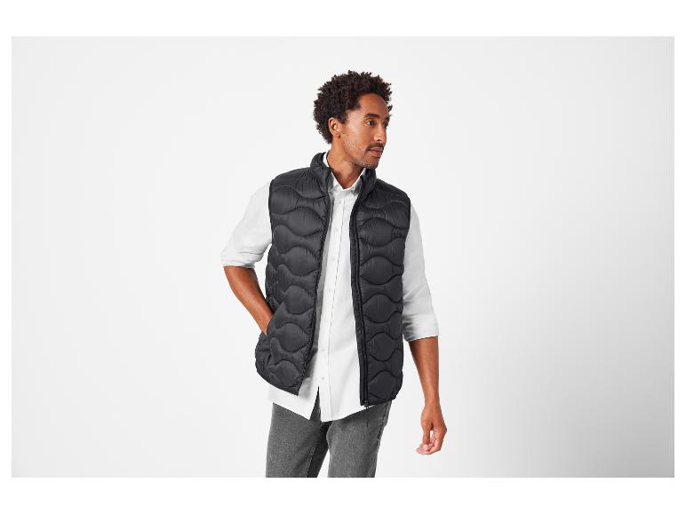 Mężczyzna w czarnej pikowanej kamizelce