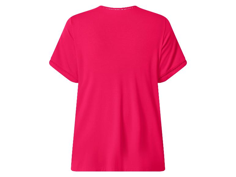Fuksjowy damski T-shirt z krótkim rękawem, okrągłym dekoltem i wycięciami.