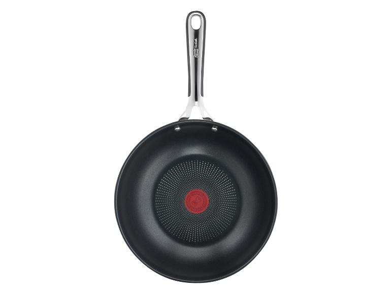 Patelnia wok Jamie Tefal z czarnym wnętrzem i metalową rączką.