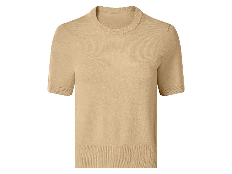 Beżowy sweter z krótkim rękawem i okrągłym dekoltem.