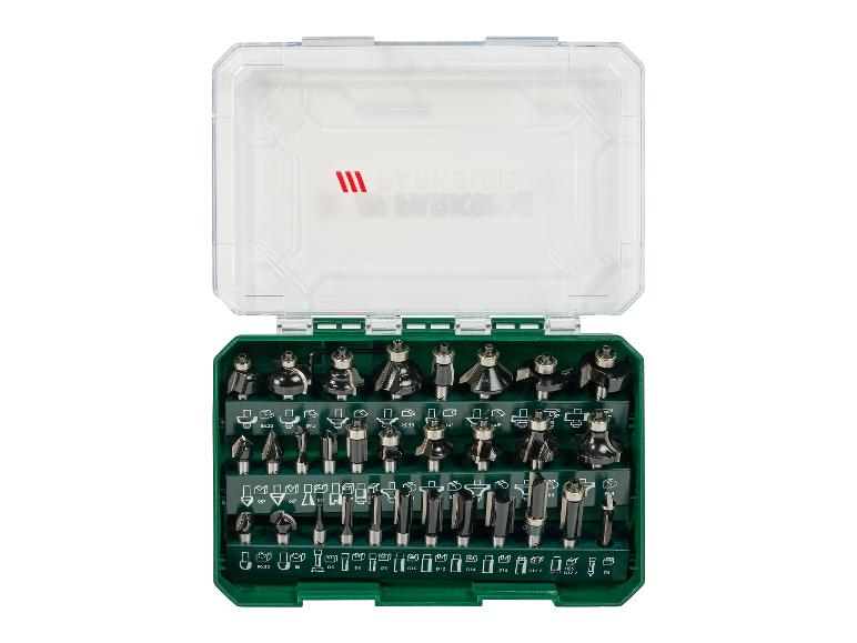 Zestaw frezów do routera w zielonym pudełku, o różnych kształtach i rozmiarach