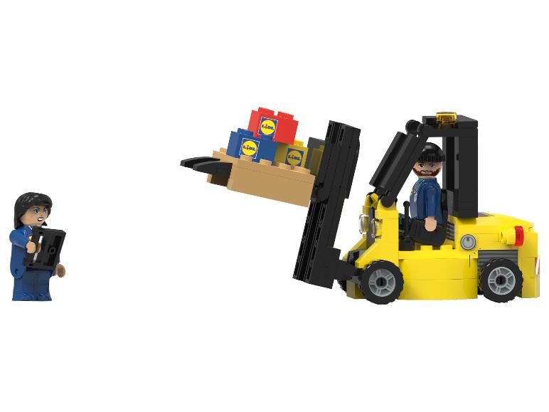 Figurki Lego: kobieta z tabletem i mężczyzna w wózku widłowym z pudełkami Lidl.