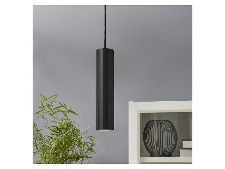 Nowoczesna, czarna lampa wisząca w minimalistycznym wnętrzu.