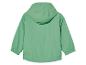 Zielona kurtka wiatrówka z kapturem.
