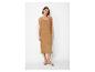 Beżowa sukienka midi i pasujące sandały na płaskiej podeszwie: stylowy letni zestaw.