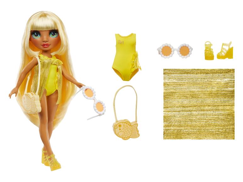Lalka, strój kąpielowy, okulary i akcesoria w kolorze żółtym. Motyw letni.