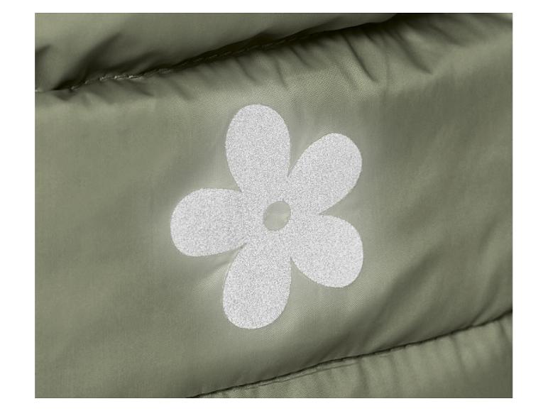 Zielona kurtka z białym kwiatem