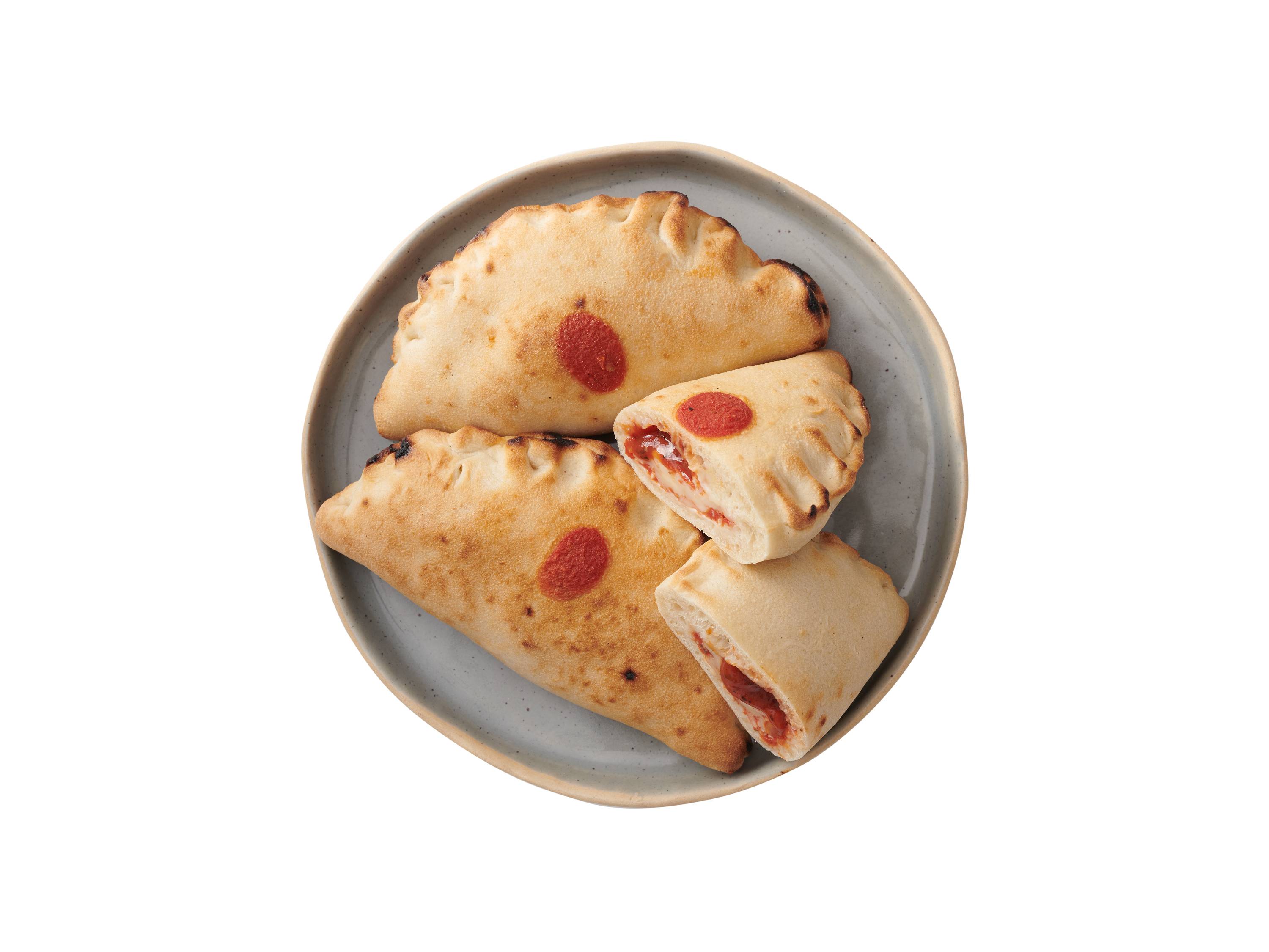 Mini calzone z sosem pomidorowym i serem na szarej ceramicznej tacy, jedno przekrojone na pół.