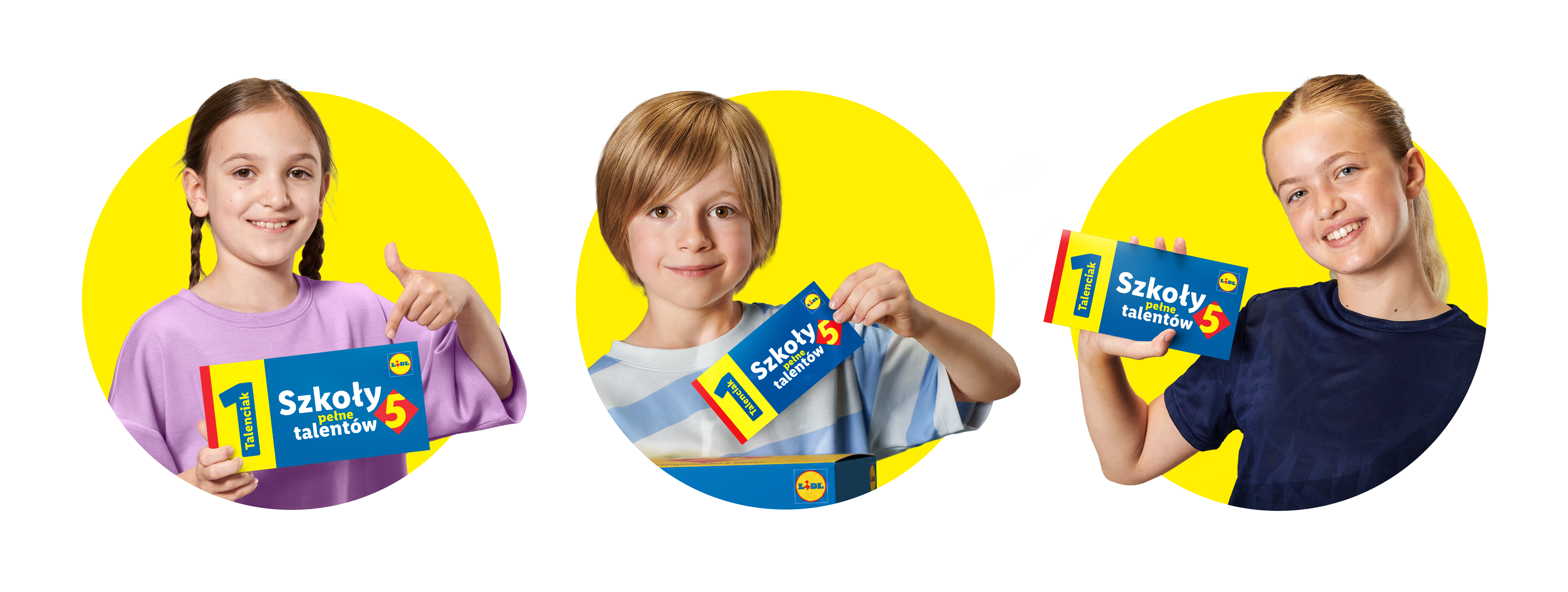 Trójka uśmiechniętych dzieci trzymających niebieskie kupony z napisem „Szkoły pełne talentów”.