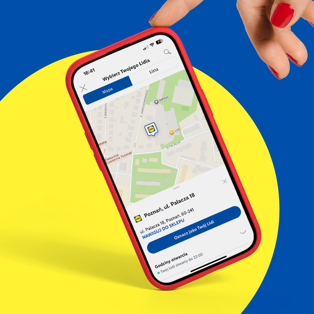 Kobieta trzyma smartfon z otwartą aplikacją Lidl, pokazującą mapę z lokalizacją sklepu.