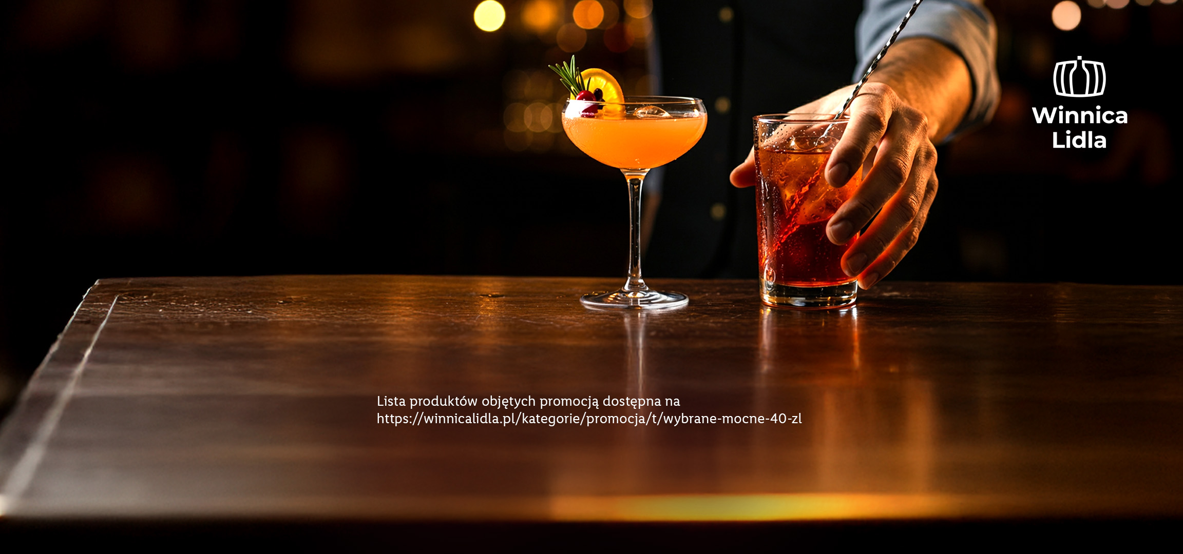 Barman przygotowuje pomarańczowe koktajle na drewnianym blacie. Lista produktów objętych promocją dostępna na winnicalidla.pl/kategorie/promocja/t/wybrane-mocne-40-zl
