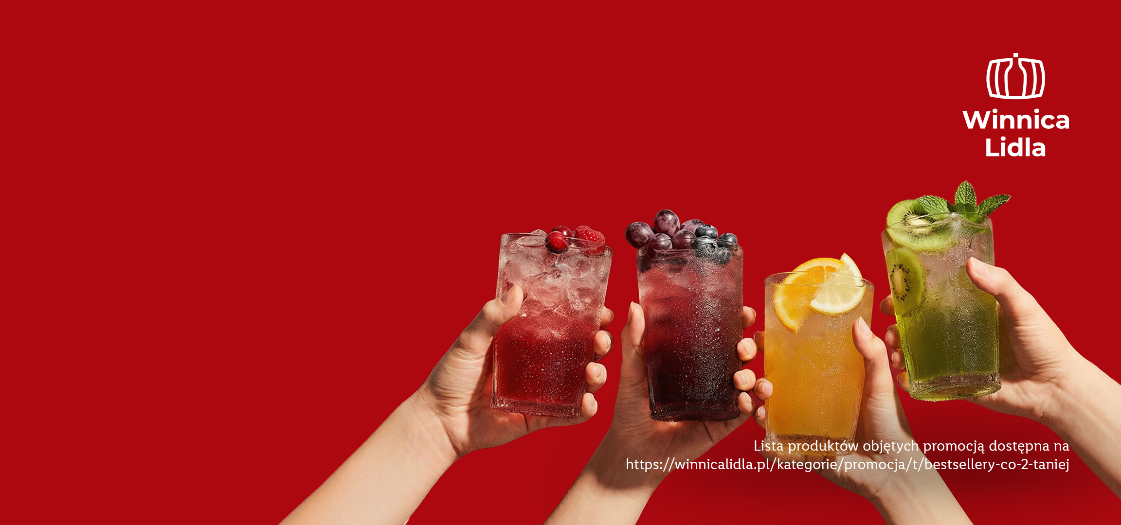 Cztery dłonie trzymające szklanki z kolorowymi napojami owocowymi na czerwonym tle. Napisy: Winnica Lidla.