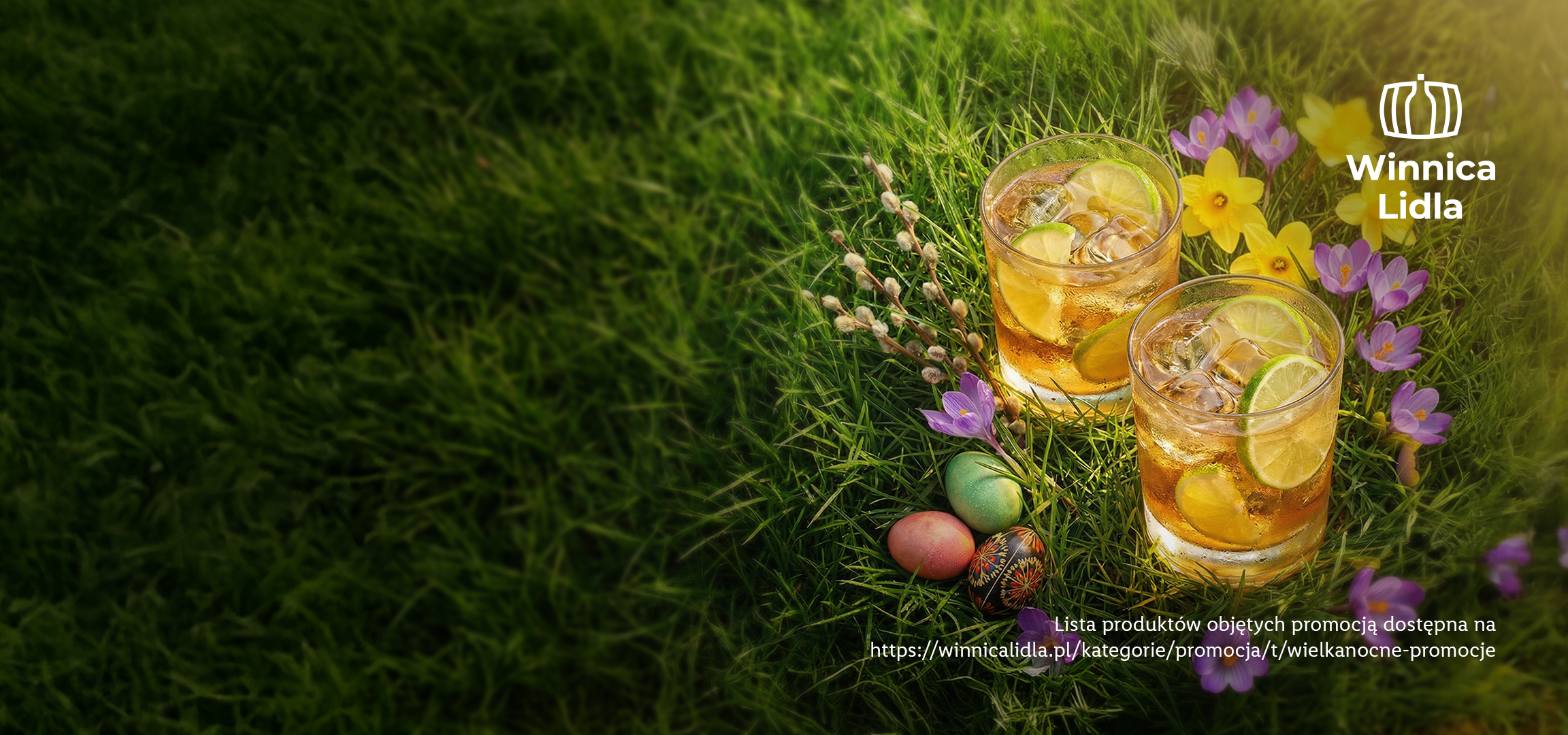 Dwa drinki z lodem i limonką, jajka wielkanocne i wiosenne kwiaty na trawie. Winnica Lidla.