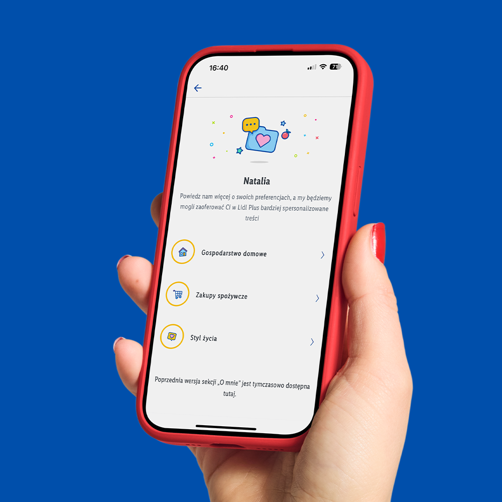 Kobieta trzyma smartfon z aplikacją Lidl Plus, wyświetlającą spersonalizowane preferencje.