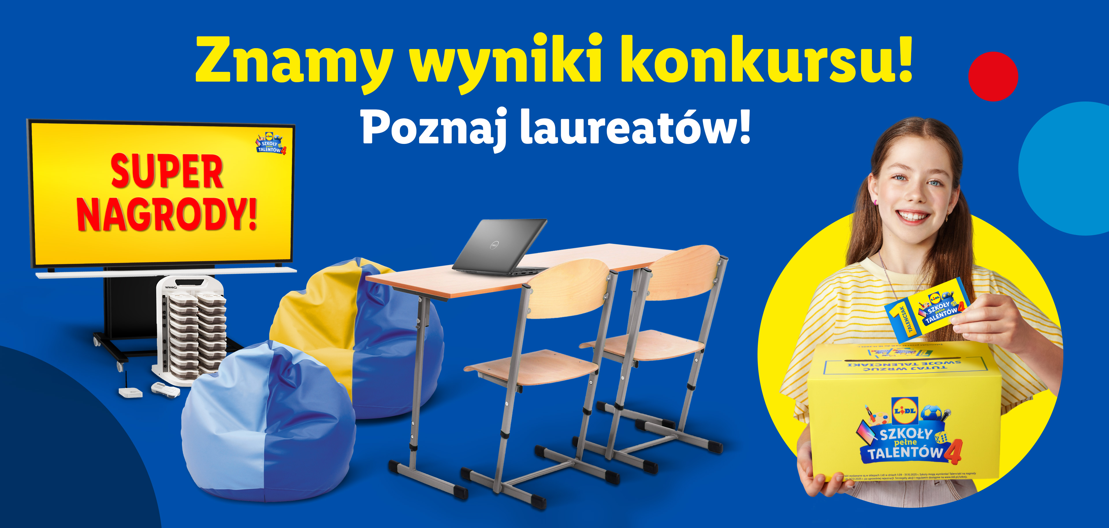 Dziewczynka z pudełkiem Lidl 'Szkoły Pełne Talentów' i nagrodami konkursowymi.