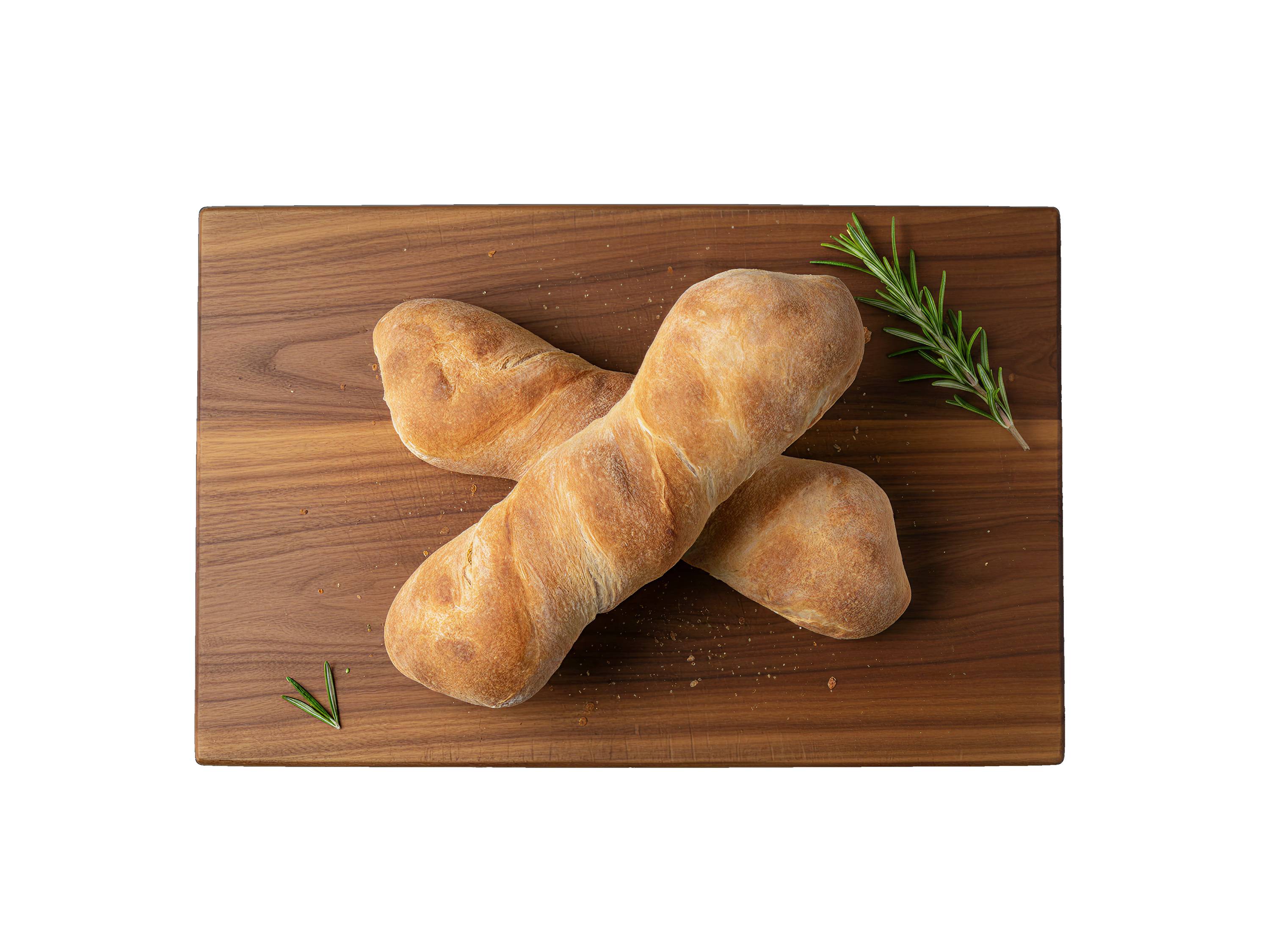 Dwa świeżo upieczone twisty na drewnianej desce do krojenia z gałązkami rozmarynu.