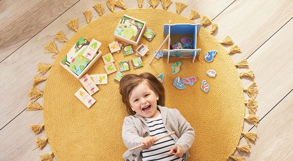 Drewniane zabawki, domino i puzzle z motywami zwierząt dla małych dzieci.
