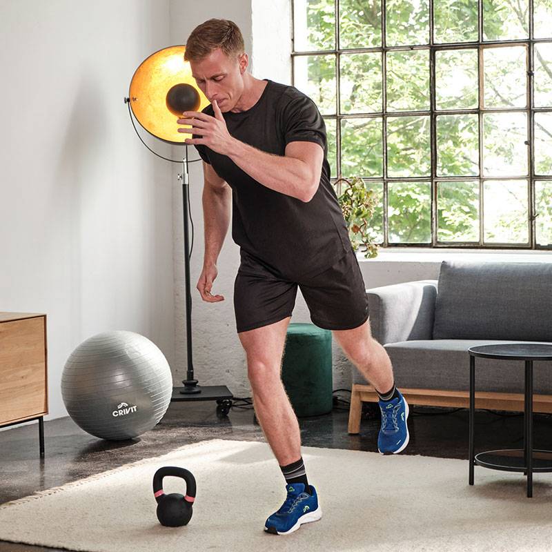 Mężczyzna trenuje z piłką lekarską Crivit, kettlebell i piłką gimnastyczną