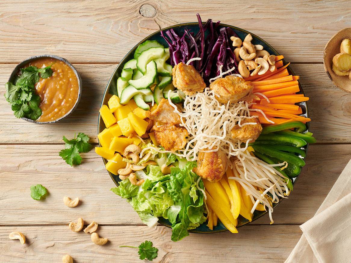 Sałatka tajska z kurczakiem, mango i sosem orzechowym.