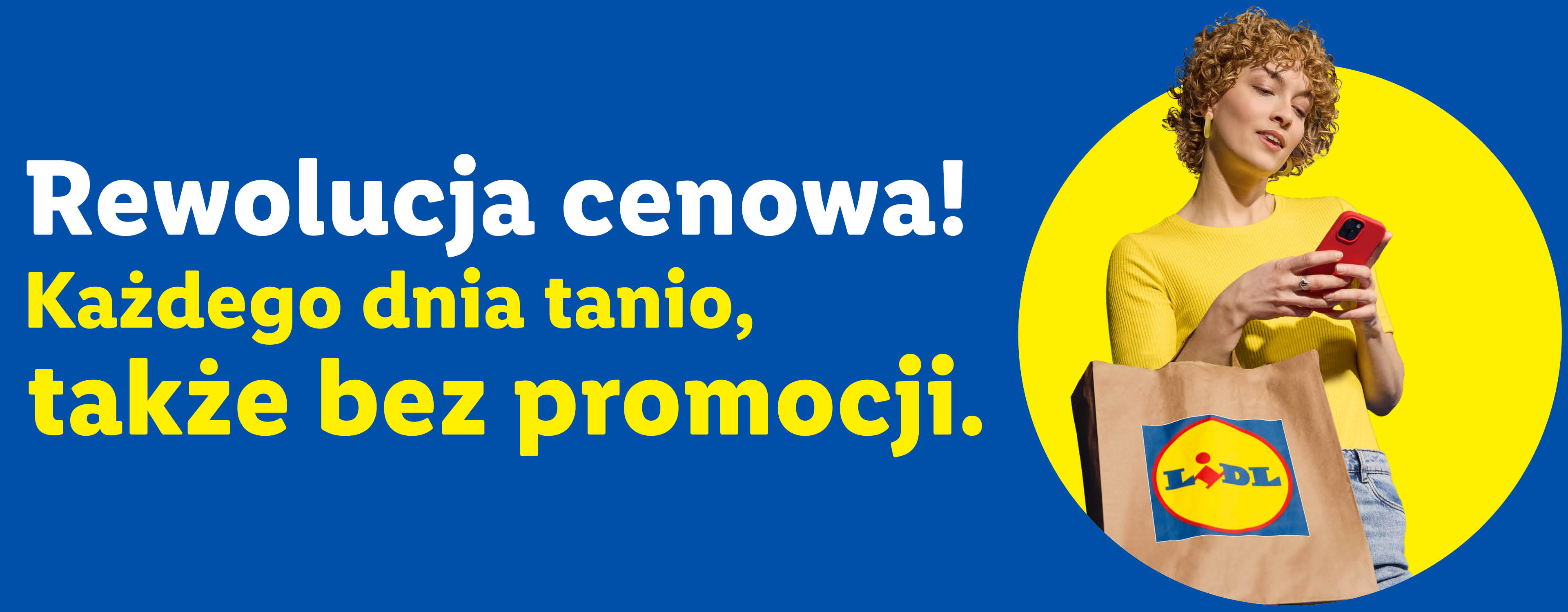 Kobieta z torbą na zakupy i telefonem, z hasłem: Rewolucja cenowa! Każdego dnia tanio, także bez promocji.