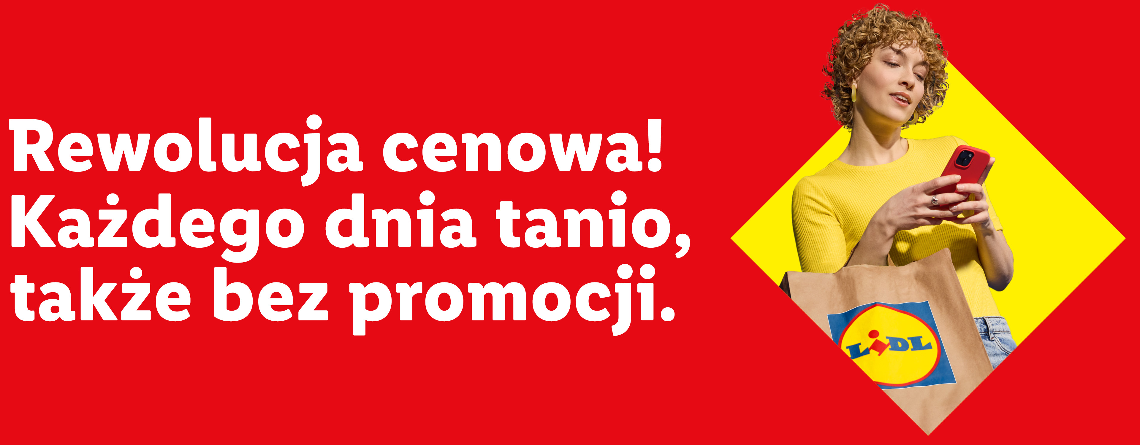 Kobieta z torbą na zakupy i telefonem, hasło: Rewolucja cenowa! Każdego dnia tanio, także bez promocji.