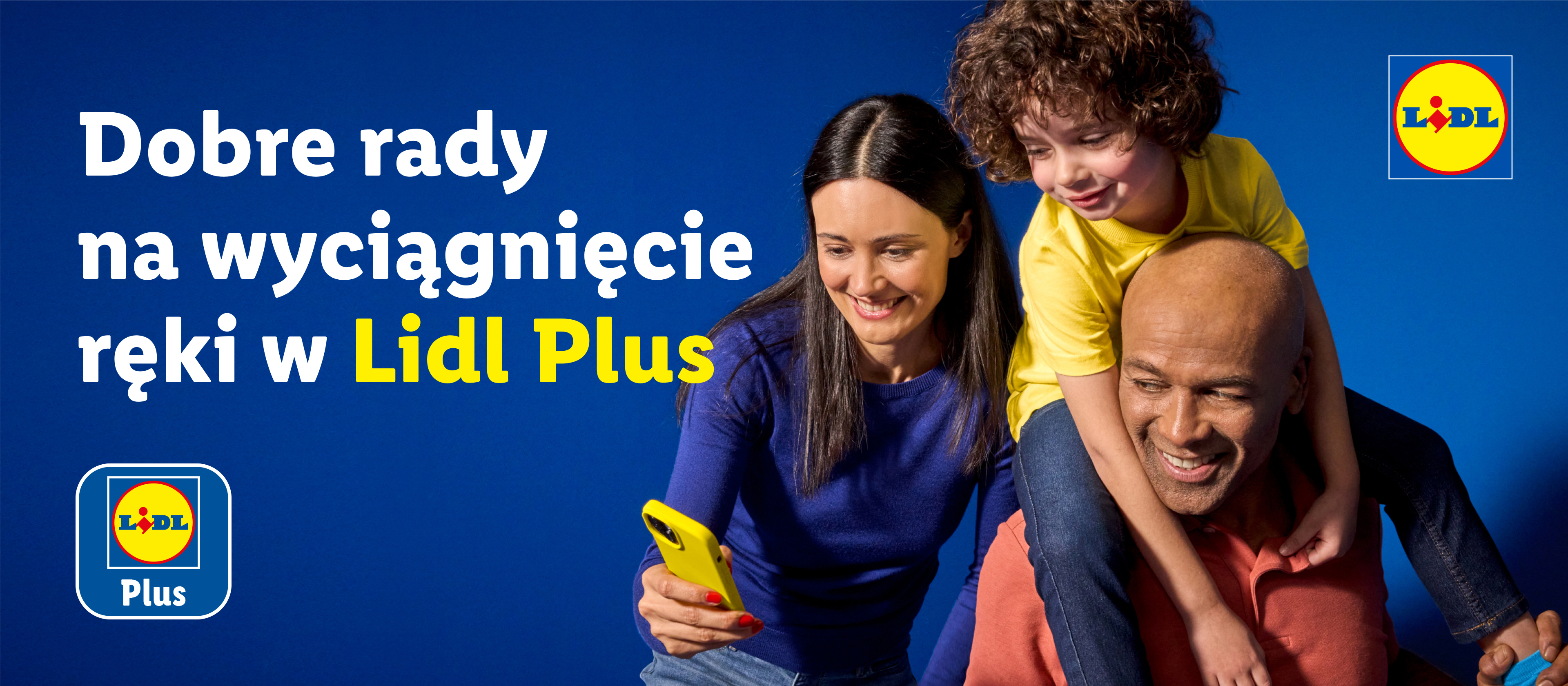 Rodzina korzystająca z aplikacji Lidl Plus na smartfonie.