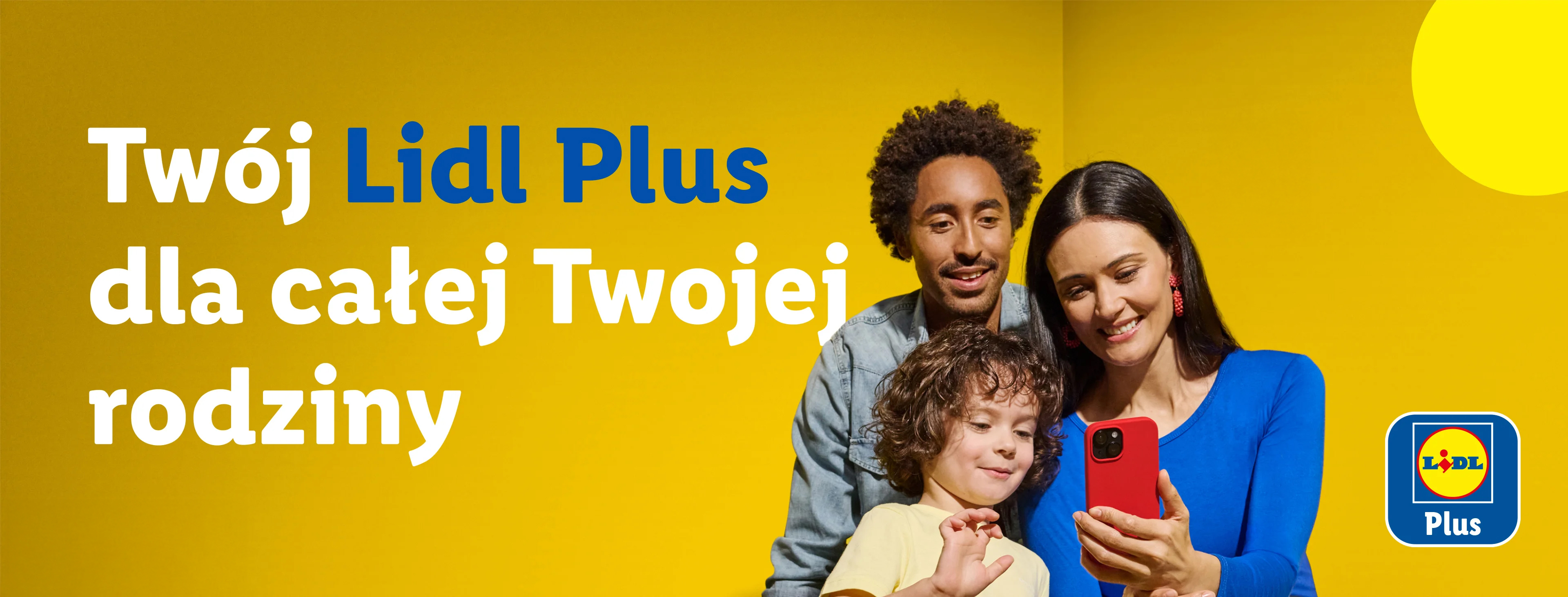 Rodzina uśmiecha się, patrząc na telefon, z napisem „Twój Lidl Plus dla całej Twojej rodziny”.