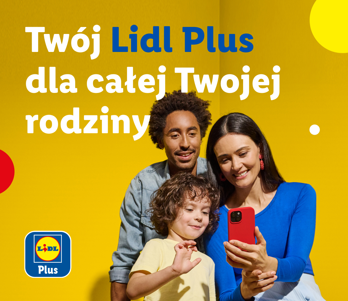 Rodzina uśmiecha się, patrząc na telefon, z napisem „Twój Lidl Plus dla całej Twojej rodziny”.