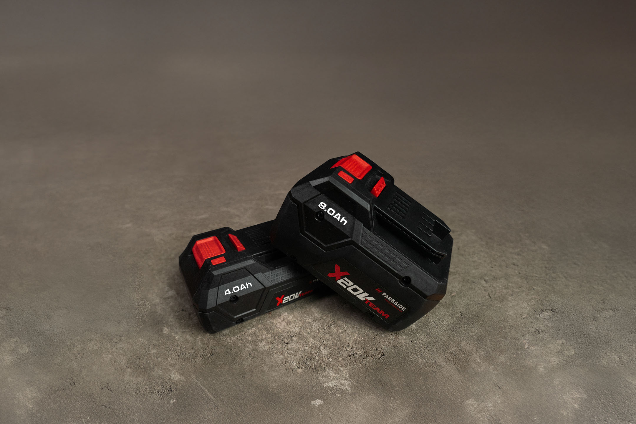 Dwie baterie Parkside X 20V Team, jedna 4.0Ah i jedna 8.0Ah, na szarym tle.