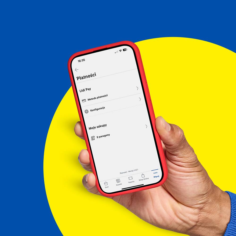Osoba trzymająca smartfon z otwartą aplikacją Lidl Pay na tle niebiesko-żółtego tła.