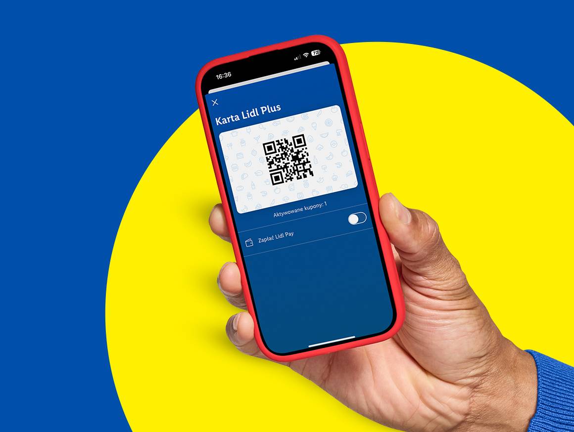 Osoba trzymająca smartfon z aplikacją Lidl Plus wyświetlającą kod QR na tle w kolorach Lidla.