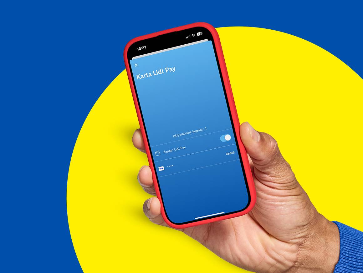 Ręka trzymająca smartfon z aplikacją Lidl Pay na tle żółto-niebieskiego tła.
