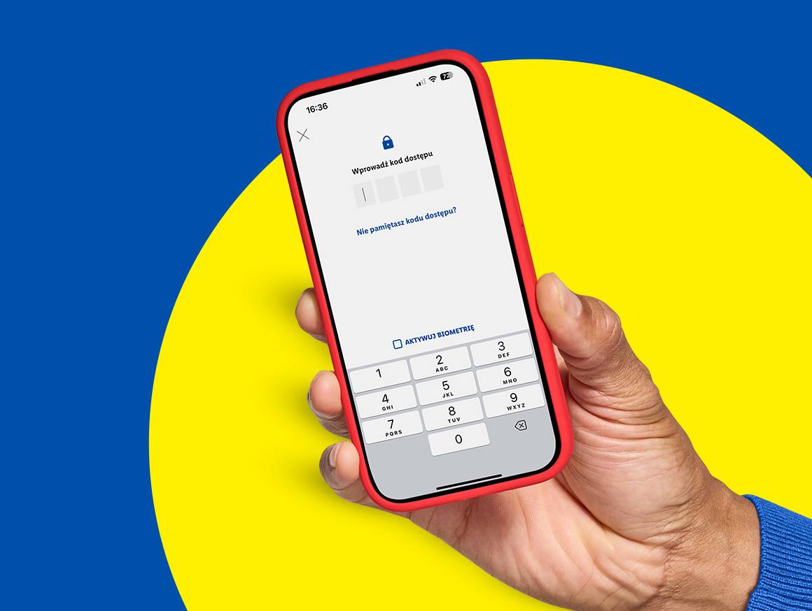 Osoba trzymająca smartfon z ekranem wprowadzania kodu dostępu na tle żółto-niebieskim.