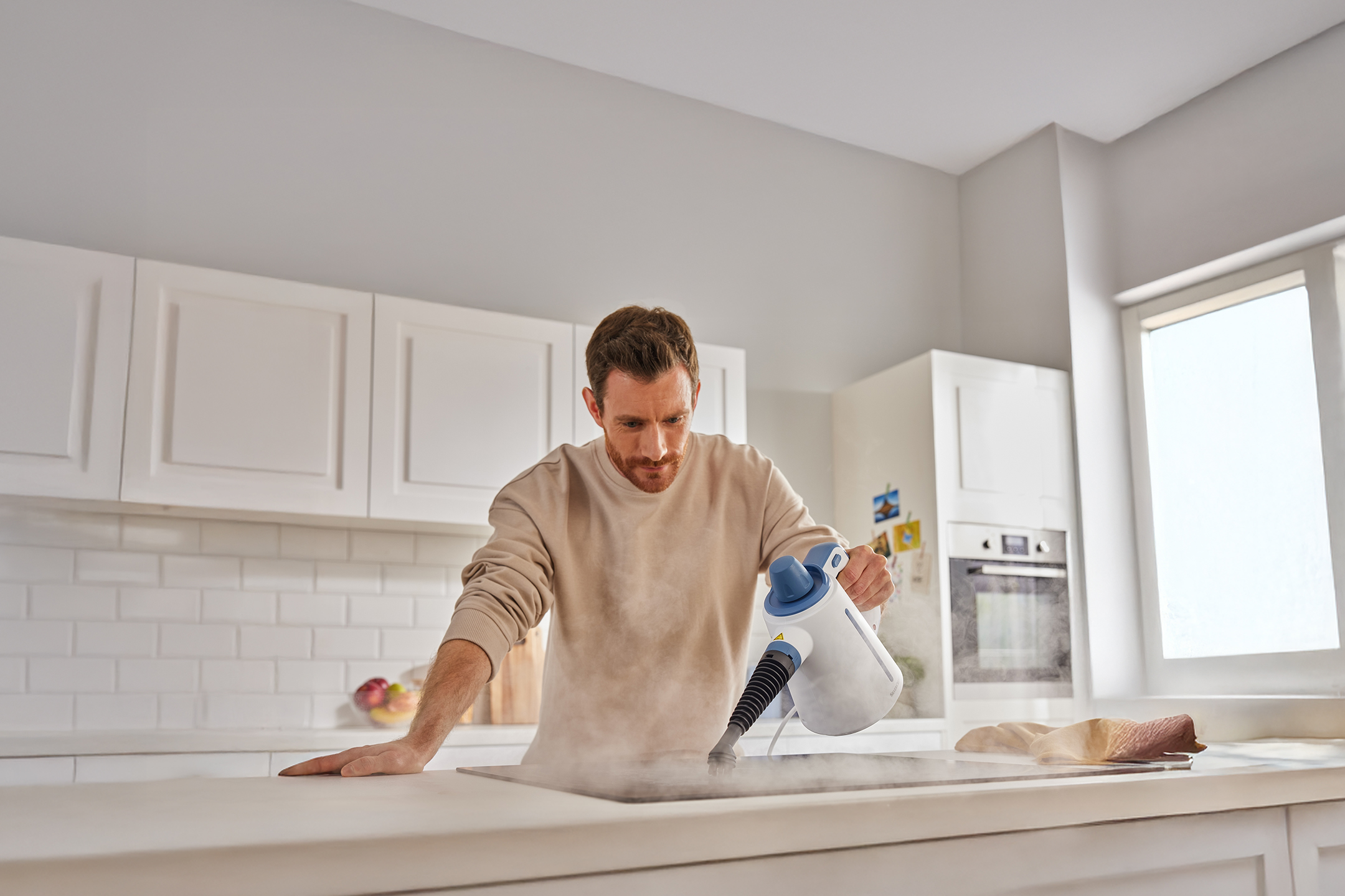 Mężczyzna sprzątający myjką parową