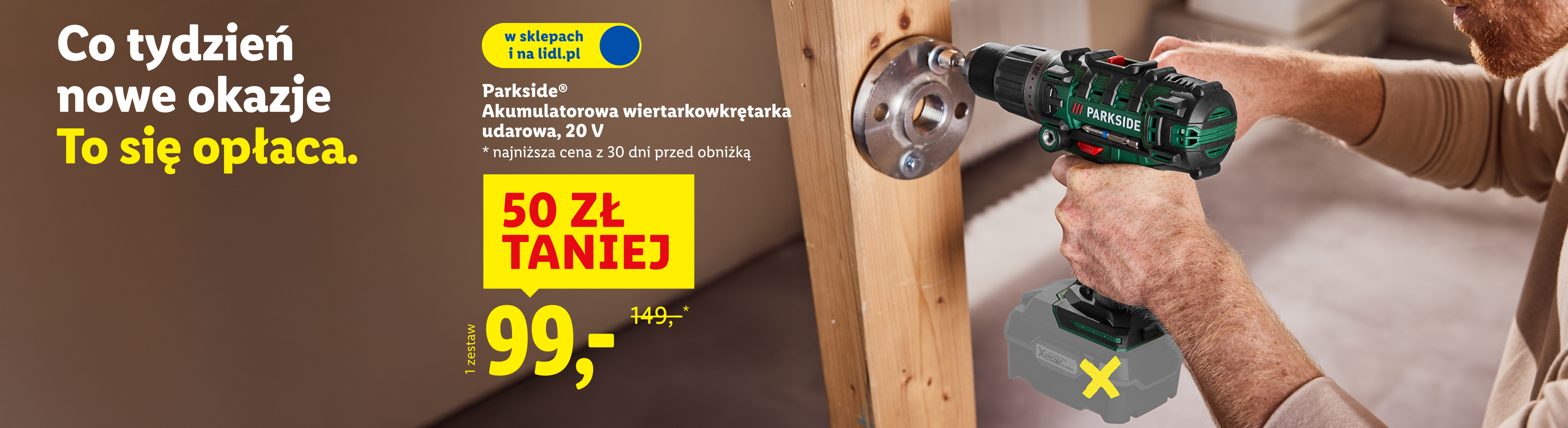 Mężczyzna używa wiertarkowkrętarki udarowej Parkside 20V, obniżka 50 zł, teraz 99 zł.