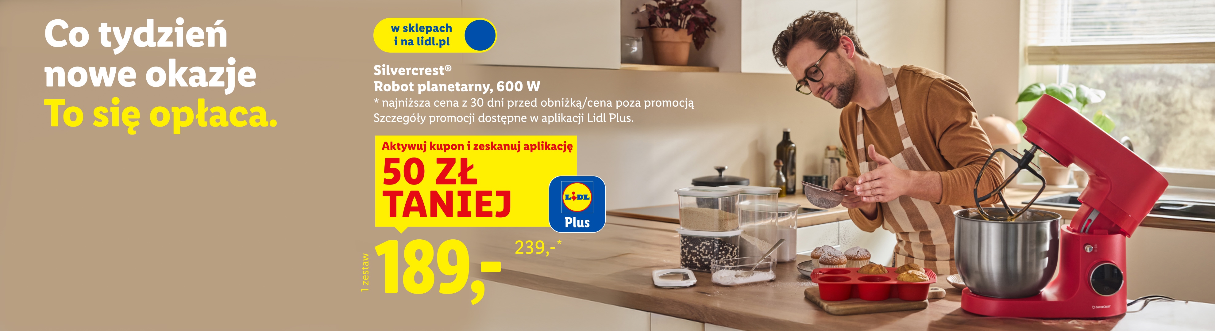 Mężczyzna piecze w kuchni, obok czerwony robot planetarny Silvercrest, 600 W.